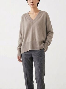 Dèluc V-Neck Long Sleeve Ribbed Trim Sweater Size Medium Tan New